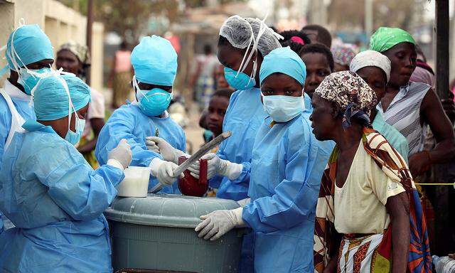 Medizinische Hilfskräfte beim Mixen eine Chlorlösung zur Vermeidung der Übertragung von gefährlichen Krankheiten wie Cholera.
