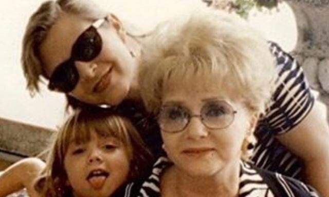 Billie Lourd zusammen mit ihrer Mutter Carrie Fisher und ihrer Großmutter Debbie Reynolds.