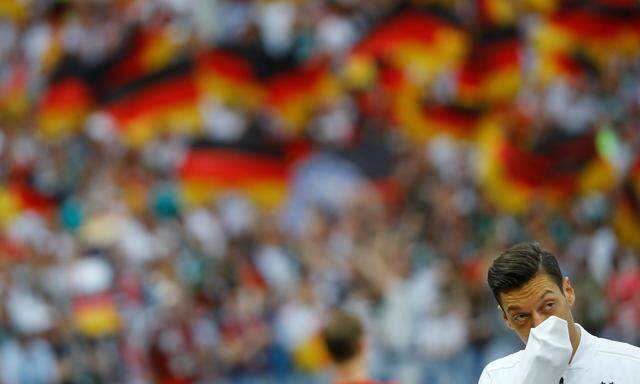 Fotos mit dem Trikot der deutschen Nationalmannschaft wird es für Mesut Özil so bald nicht mehr geben. Er gab am Sonntag seinen Rücktritt bekannt.