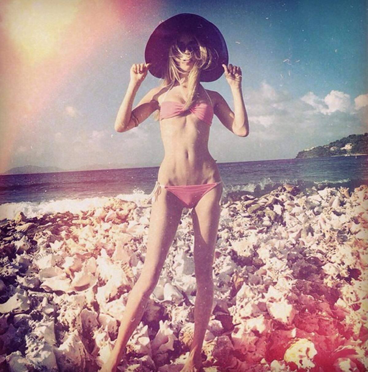 It-Girl Poppy Delevingne hatte die gleiche Idee. Ihre Bademodenkollektion zeigte sie im Urlaub an der Karibikküste Kolumbiens vor.
