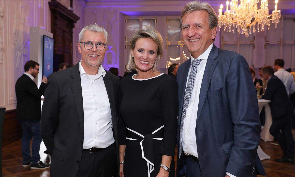 Die Commerzbank-ManagerAndreas Roschanek (l.) und Gerald Sittner mit der Salzburger Skilegende Alexandra Meissnitzer. 