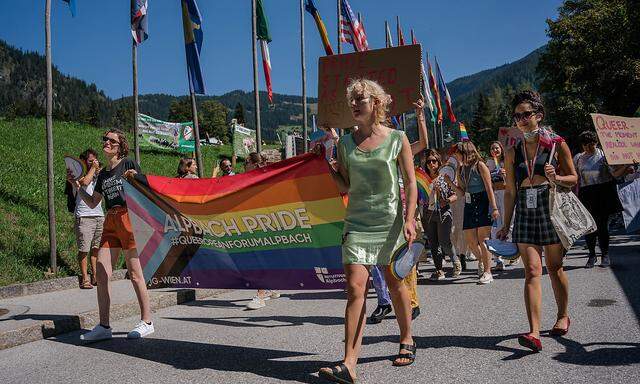 Regenbogenfarben in Alpbach. Rund 120 Menschen versammelten sich am Dienstag, um durch den Ort zu gehen. 