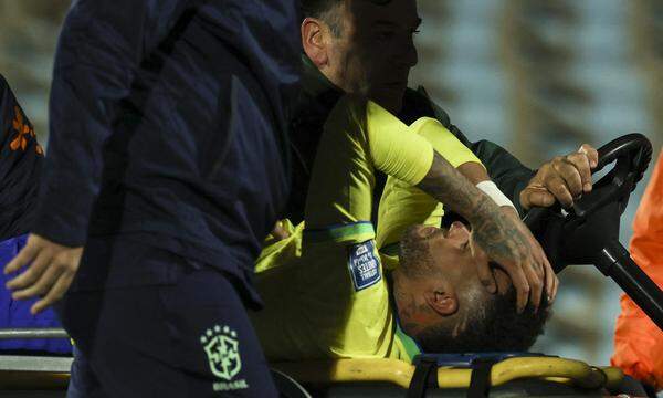 Ein schmerzgeplagter Neymar wird vom Platz getragen.