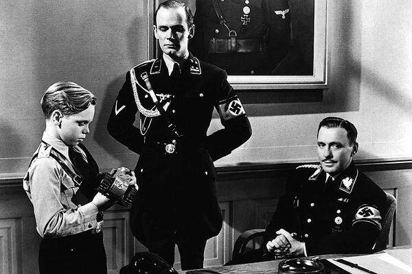 Sehenswert ist auch "Sein oder Nichtsein" von Ernst Lubitsch aus dem Jahr 1942. Nach dem Einmarsch der Nazis schließt sich eine polnische Theatertruppe dem Widerstand an und dringt verkleidet ins Hauptquartier ein.
