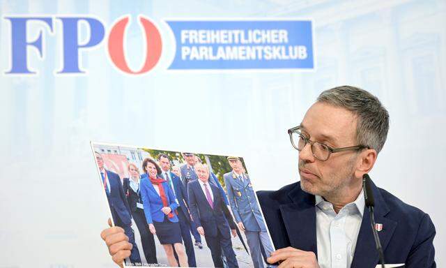 FPÖ-Parteichef Kickl rückte Karoline Edtstadler am Dienstag in Putins Nähe. 