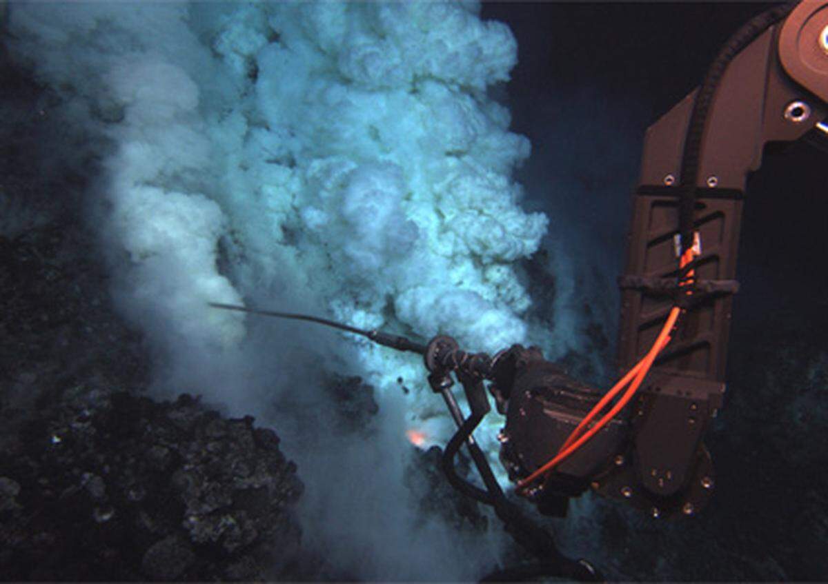 Forscher der National Oceanic and Atmospheric Administration (NOAA) der USA haben den bisher tiefsten Unterwasser-Vulkan während eines Ausbruchs beobachten können. Der im Mai 2009 entdeckte West Mata Vulkan befindet sich in mehr als 1,2 Kilometer Tiefe in einem Gebiet des Pazifiks zwischen Fidschi, Tonga und Samoa. Video 1 Video 2