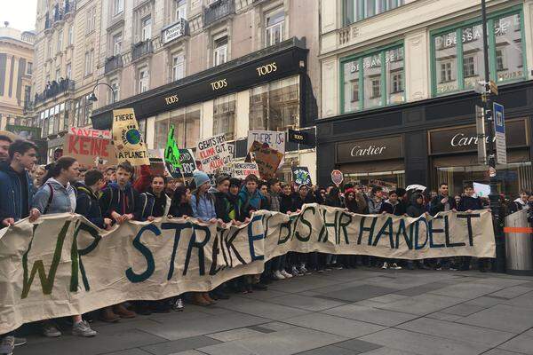 In mehr als hundert Ländern demonstrierten am Freitag junge Menschen für den Klimaschutz - so auch in Österreich. Mehr als 10.000 Schüler und Studenten gingen ab dem Vormittag auf die Straße. Die Parole: "Wir streiken, bis ihr handelt." Fotos: Teresa Wirth