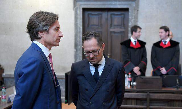 Ex-Finanzminister Karl Heinz Grasser (l.) mit Anwalt Norbert Wess. Im Hintergrund die Staatsanwälte Gerald Denk und Alexander Marchart.