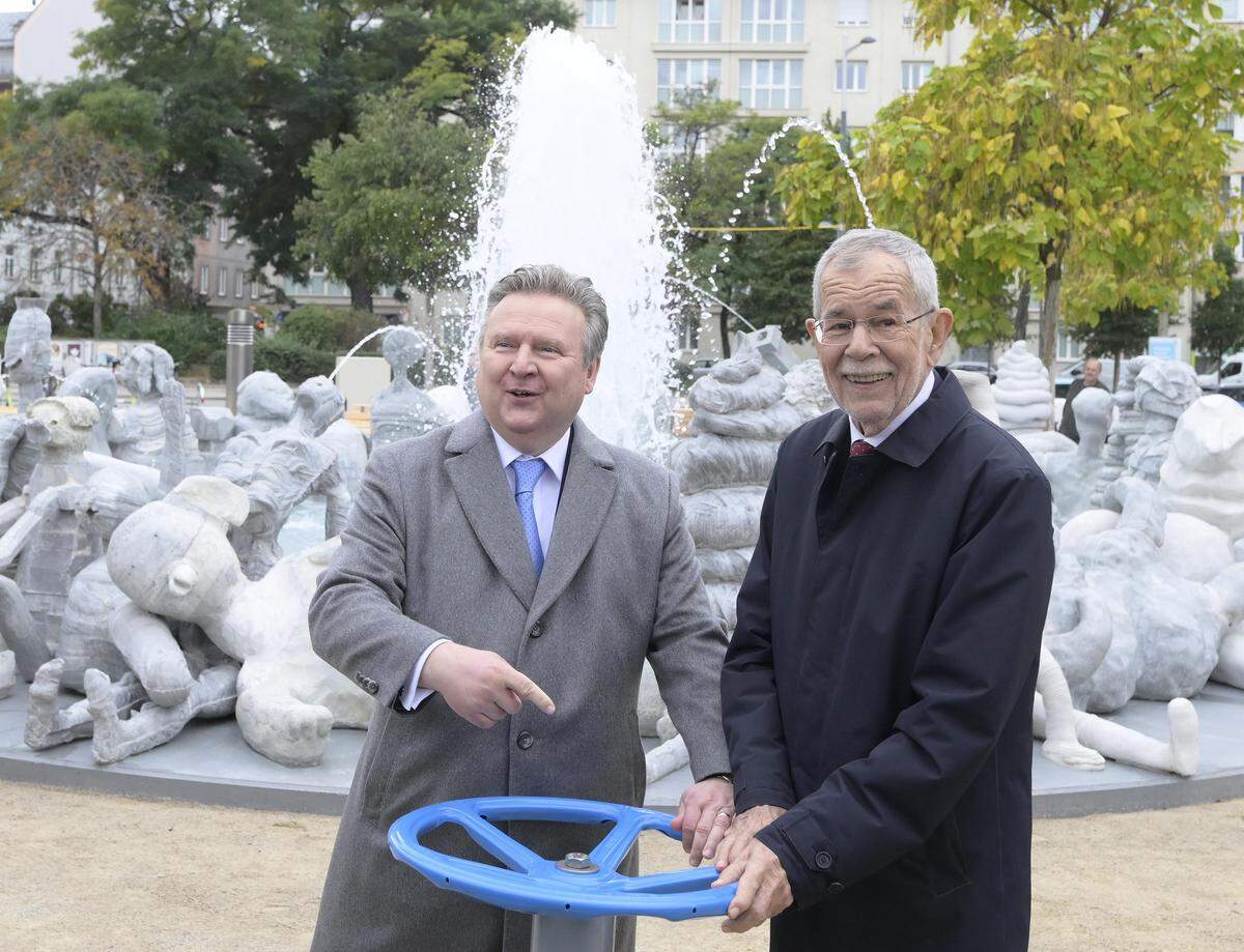 Bundespräsident Alexander Van der Bellen und der Wiener Bürgermeister Michael Ludwig (L.) drehten am Handrad.