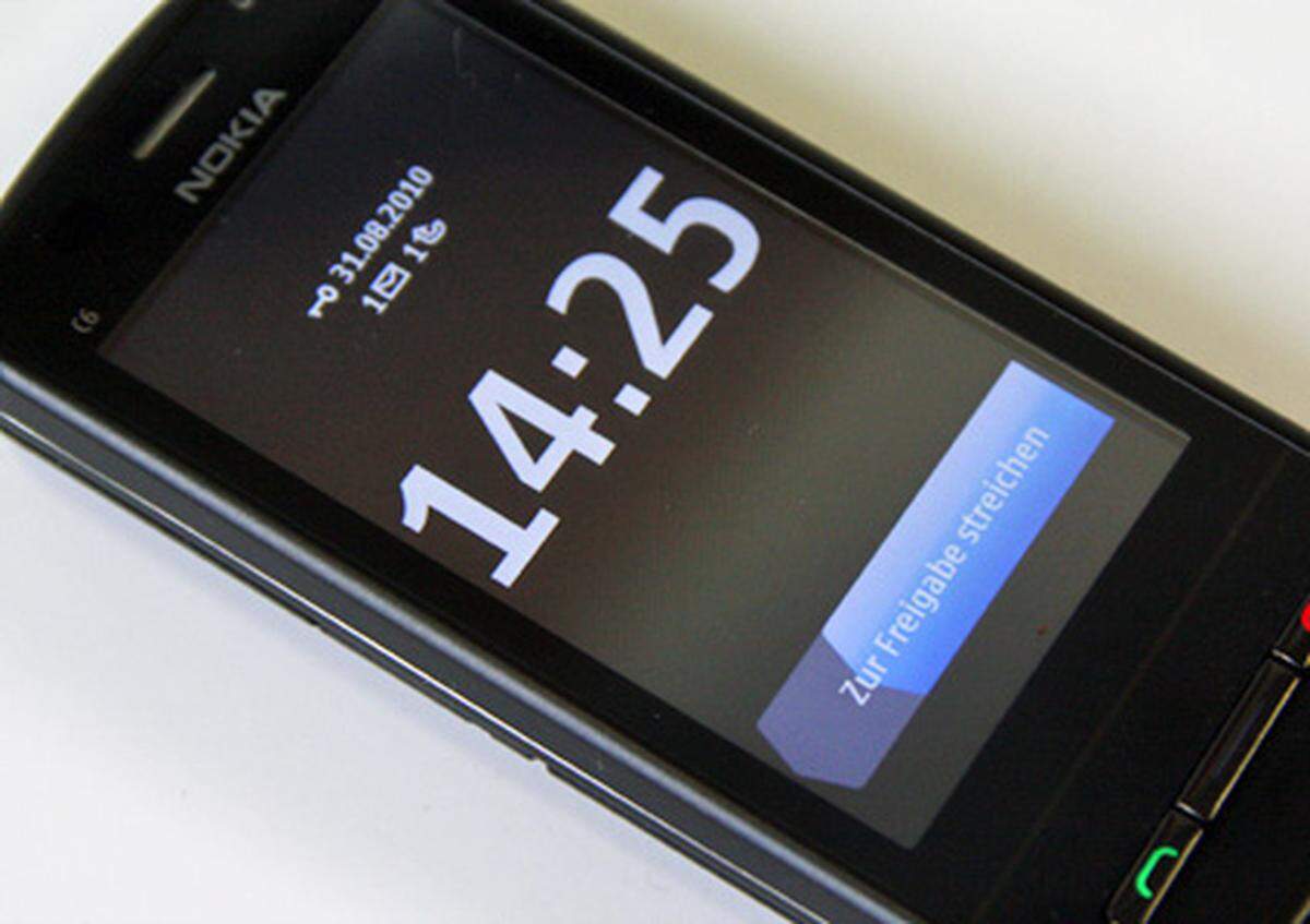 Etwas lieblos wirkt die Anzeige, wenn der Bildschirm gesperrt ist. Symbole zeigen an, wieviele SMS und Anrufe man verpasst hat. Im letzten Fall blinkt dann auch der mittlere der drei Buttons. Neue E-Mails werden leider nicht angezeigt. Für Erheiterung sorgte in der Redaktion die Aufforderung "Zur Freigabe streichen", eine etwas holprige Übersetzung von "Swipe to Unlock". Immerhin hat Nokia nicht "streicheln" geschrieben.
