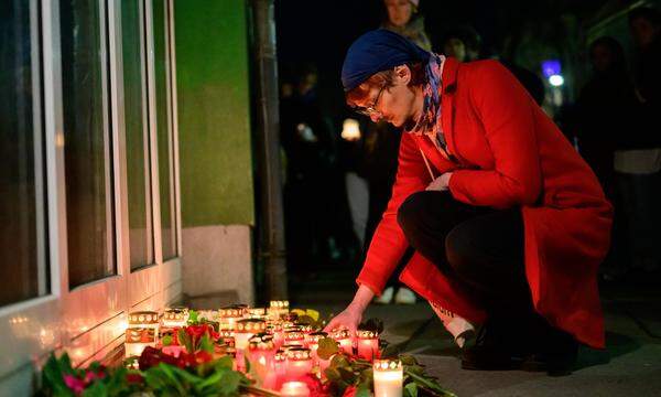 Kerzen und Blumen anlässlich einer „Gedenkkundgebung gegen Femizide“ am Samstag, 24. Februar 2024, in Wien-Brigittenau.