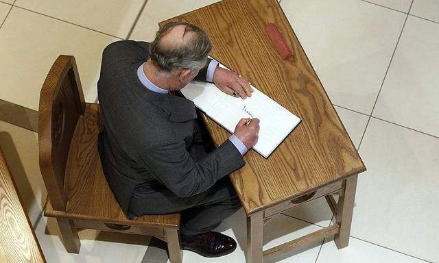 In diesem Archivbild trägt sich Prinz Charles in ein Besucherbuch ein. Was er der Regierung in seinen Briefen geschrieben hat, muss er bald veröffentlichen.
