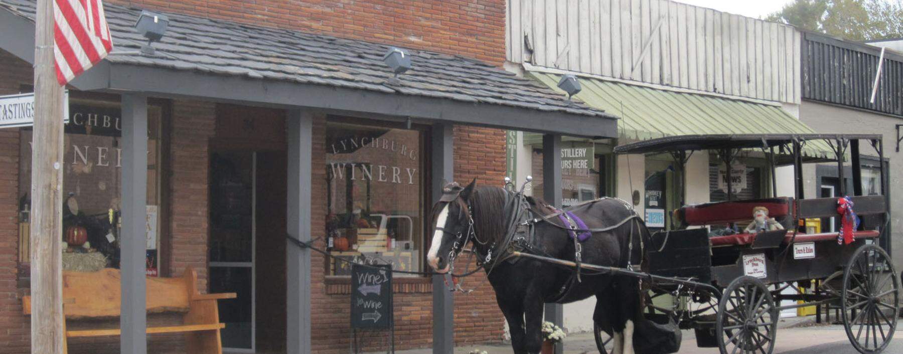 Die „Lynchburg Winery“ (oben l.) umgeht das Alkoholverbot, der „Barrel Shop“ hält sich noch brav daran.