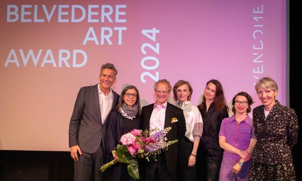 Beim Sieger-Foto des „Belvedere Art Award“ am 13. Mai 2024 posierte Rabbya Naseer mit Palästinensertuch. 