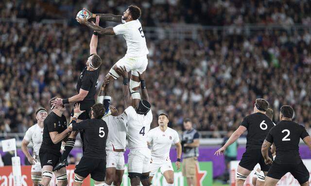 October 26, 2019, Kanagawa, Japan: England s Courtney Lawes catches the line out during the Rugby World Cup 2019 Semi-Fi