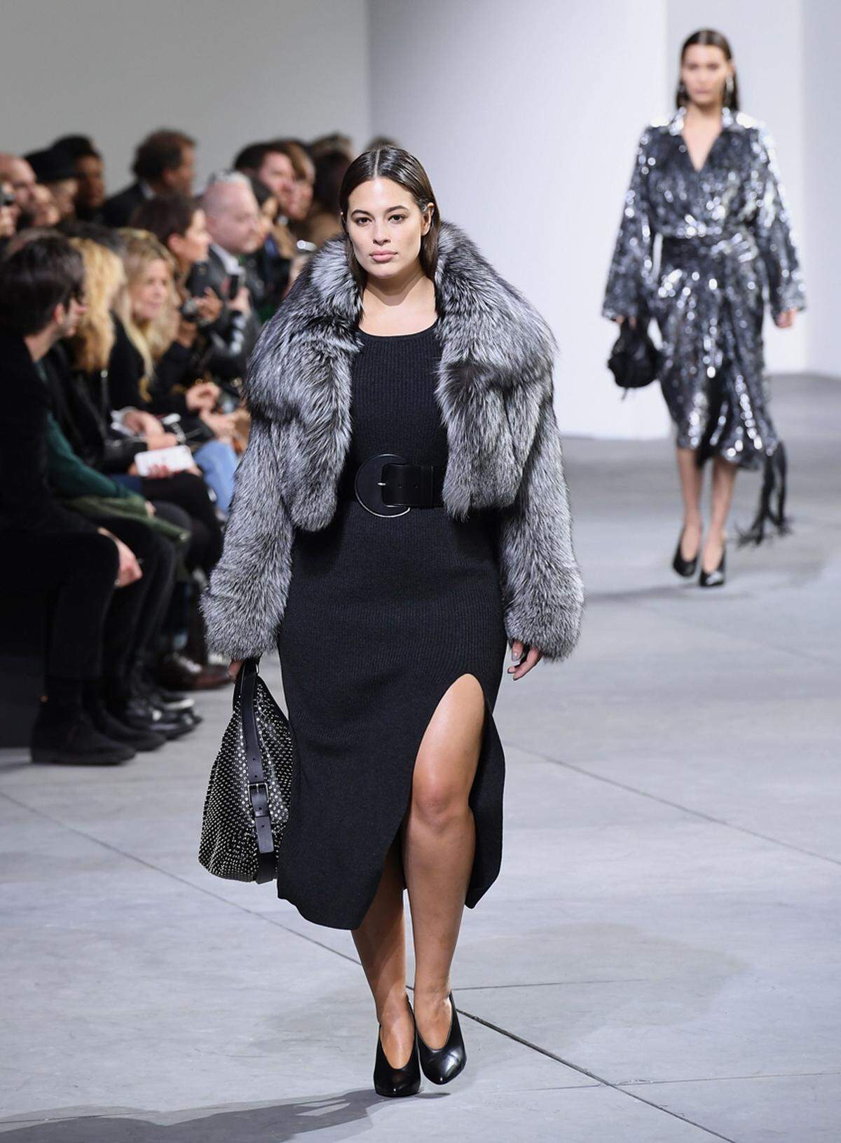 Michael Kors hat bei seiner Catwak-Show im Zuge der New York Fashion Week zum ersten Mal auf ein Plus Size Model zurückgegriffen. Ashley Graham war auch schon auf dem Cover der "Vogue" und in der Bademodeausgabe von "Sport's Illustrated" zu sehen.