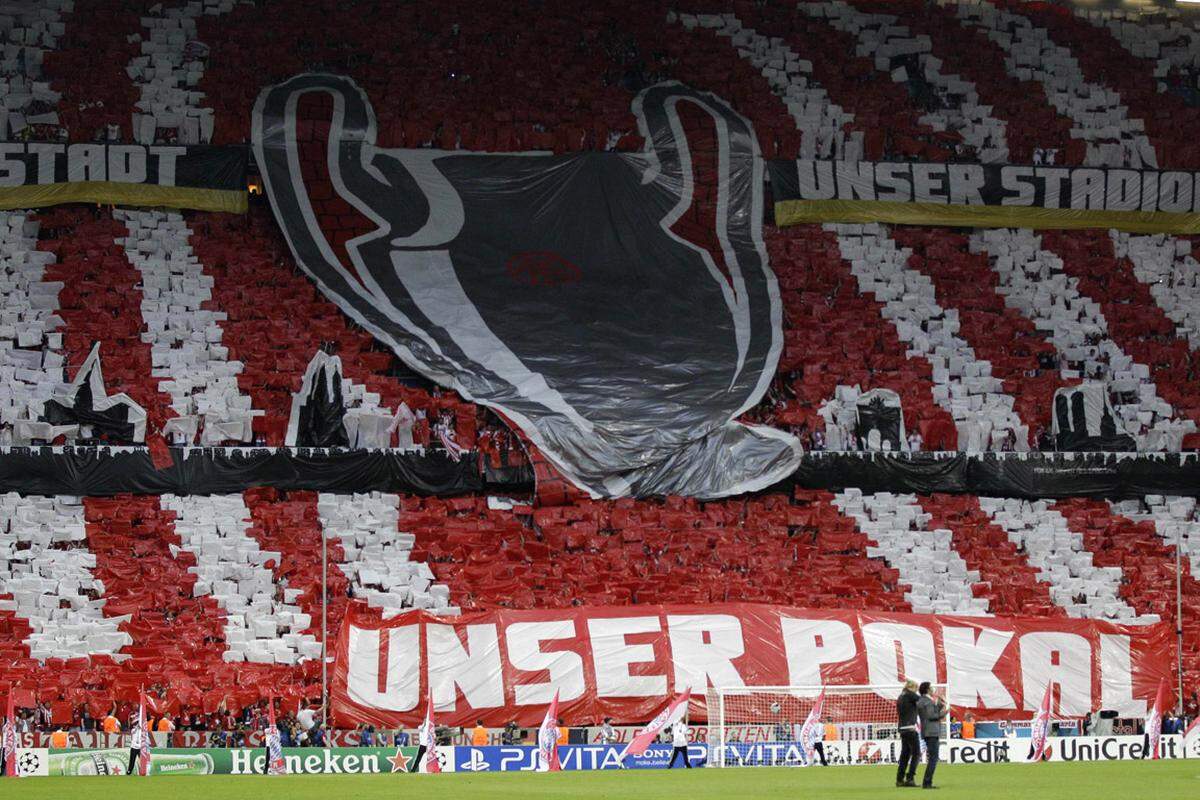 Die 62.500 Zuschauer in der seit Wochen ausverkauften Allianz-Arena sahen ein Spiel mit erwartetem Verlauf. Die Bayern nahmen in ihrem Stadion von Beginn weg das Spiel in die Hand, während Chelsea mit der "Barca-Taktik" einlief.