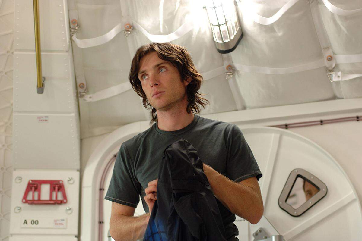 Mit Cillian Murphy drehte er auch "Sunshine" (2007). Darin geht es um die Besatzung eines Raumschiffs, das in 50 Jahren auf dem Weg zur Sonne ist, weil diese zu erlöschen droht. Mit einer Bombe wollen die Wissenschaftler sie wieder entzünden, ein Wettlauf mit der Zeit beginnt.