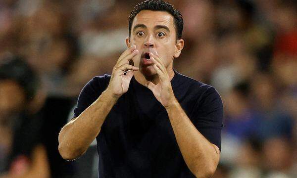Der FC Barcelona hat den Vertrag mit Trainer Xavi Hernández vorzeitig um ein Jahr bis Ende Juni 2025 verlängert. 