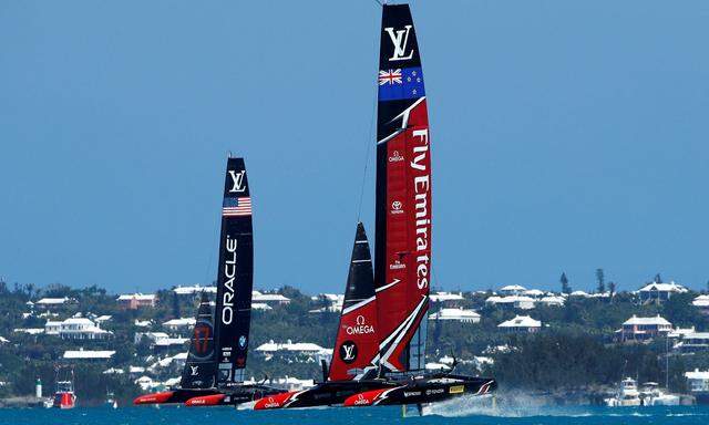 Das Duell zwischen Team Emirates New Zealand und Team Oracle liefert spektakuläre Bilder.