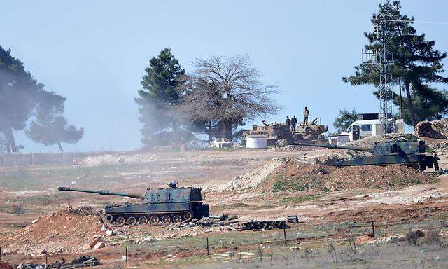Die Türkei feuert bisher nur von der Grenze in Richtung Syrien und fordert nun Bodentruppen.