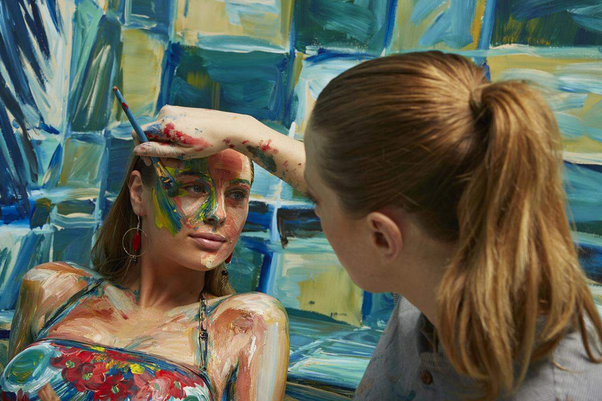 Hier küsst die Malerei das echte Leben. Anlässlich des "World Art Day" lässt die Modemarke Desigual die Dimensionen verschwimmen. Die ausführende, expressive Hand gehört der Künstlerin Alexa Meade.