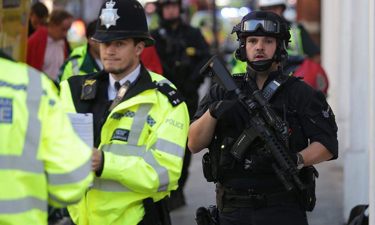 Großbritannien und insbesondere die Hauptstadt London sind seit Jahren Ziel von Terroranschlägen. Am 3. Juni attackierten drei Männer Passanten mit einem Lieferwagen und dann mit Messern, zwei Wochen später raste ein Mann mit einem Lieferwagen in eine Gruppe nahe einer Moschee.