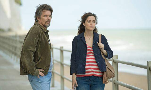 At the seaside: Ethan Hawke als Tucker Crowe, Rose Byrne als Annie.