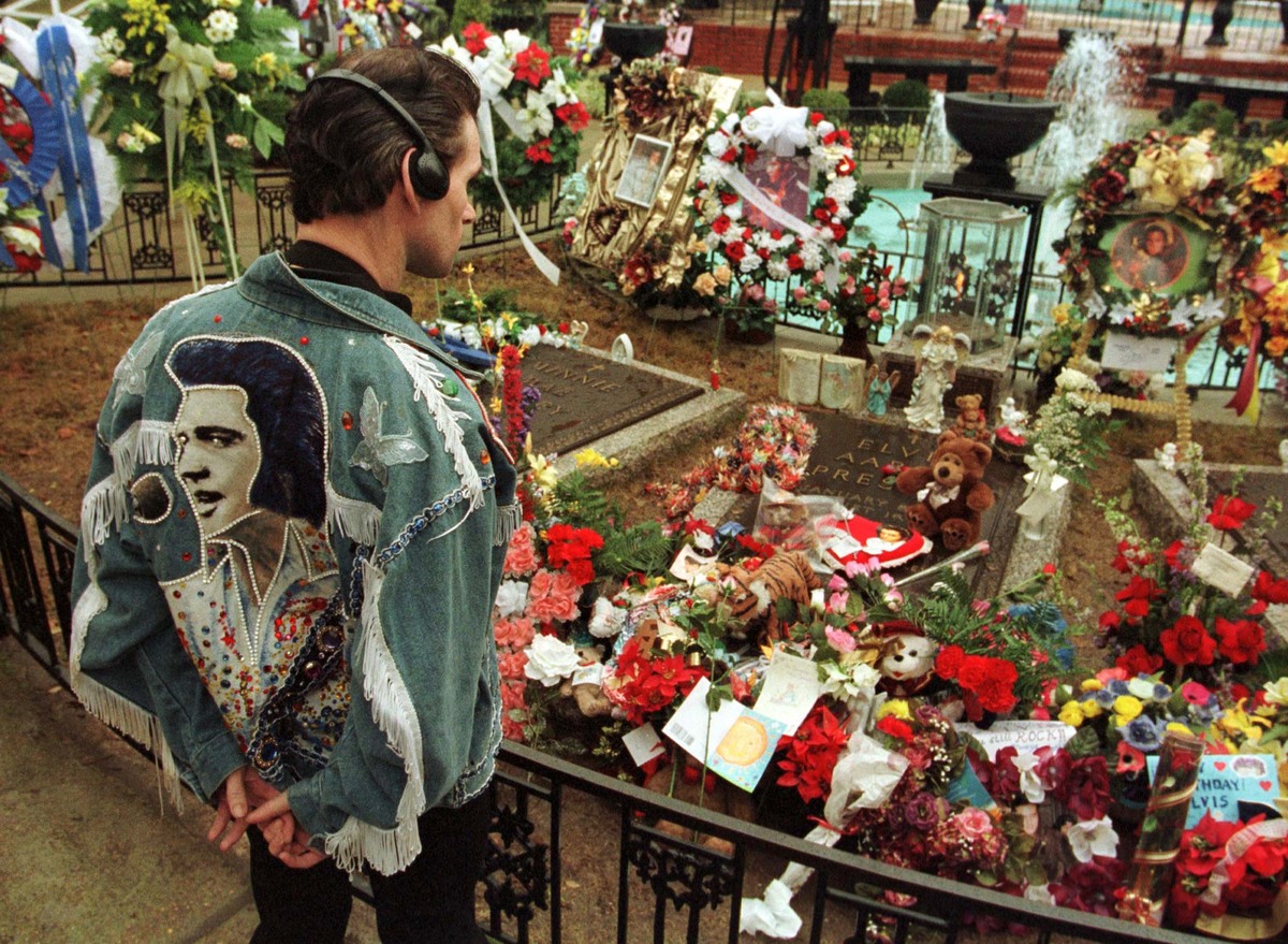 1982 öffnete Priscilla "Graceland" für die Fans und baute es mit angeschlossenen Restaurants, Läden und Hotels zur Kultstätte aus. 600.000 Besucher zählt die Gedächtnisstätte jährlich.