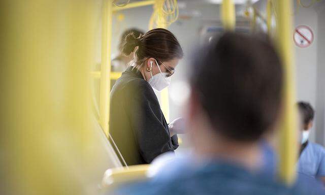 Coronavirus: Maskenpflicht in �ffentlichen Verkehrsmitteln // Corona virus: Mandatory facemask in public transport