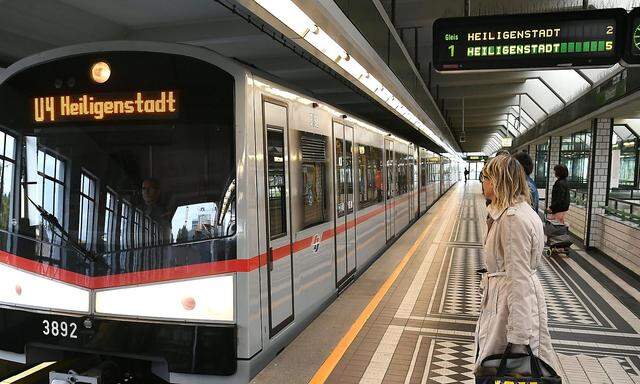 WIEN: WIENER U-BAHN-LINIE U4 FAeHRT WIEDER AUF DER GESAMTEN STRECKE