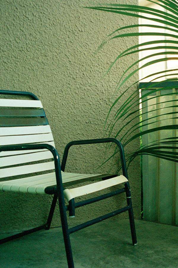 Der bewusste Umgang mit Licht kennzeichnet Semotans Werk. Die Fotografin lernte ihr Handwerk in Paris und betont bei Arbeiten wie dieser „Hotel- Balkon“-Serie aus dem Jahr 1998 die stimmungsprägenden Auswirkungen richtig gewählter Lichteffekte.