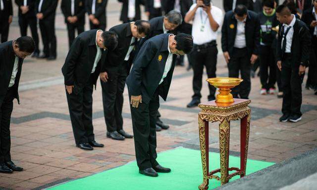 Thailands Premier Chan-O-Cha erweist dem Monument von König Rama VI. in Bangkok seine Ehrerbietung.