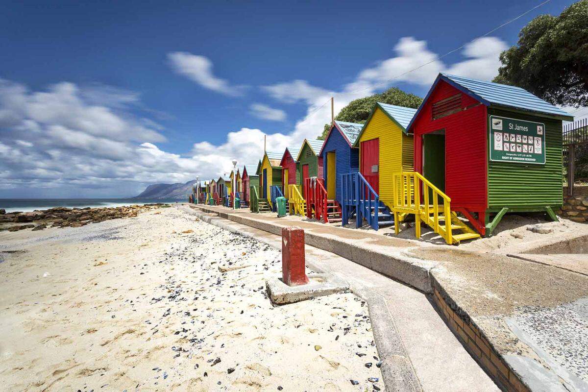 Südafrika kann mit bis zu 27 Grad überzeugen, ganze 10 Stunden Sonne und nur 3 Regentagen. Dafür ist das Meer mit 19 Grad nur etwas für Hartgesottene.