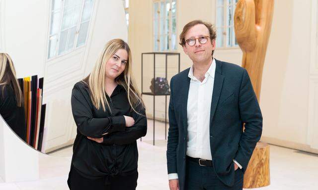 Johann König mit seiner Galerieleiterin Katharina Abpurg bei der Eröffnung im Oktober 2021 im "Kleiinen Haus der Kunst". 