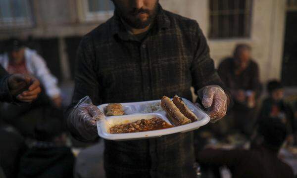 Fastenbrechen im Ramadan. Hilfe für die Bedürftigen zu leisten, ist für Muslime vor allem im islamischen Fastenmonat wichtig.