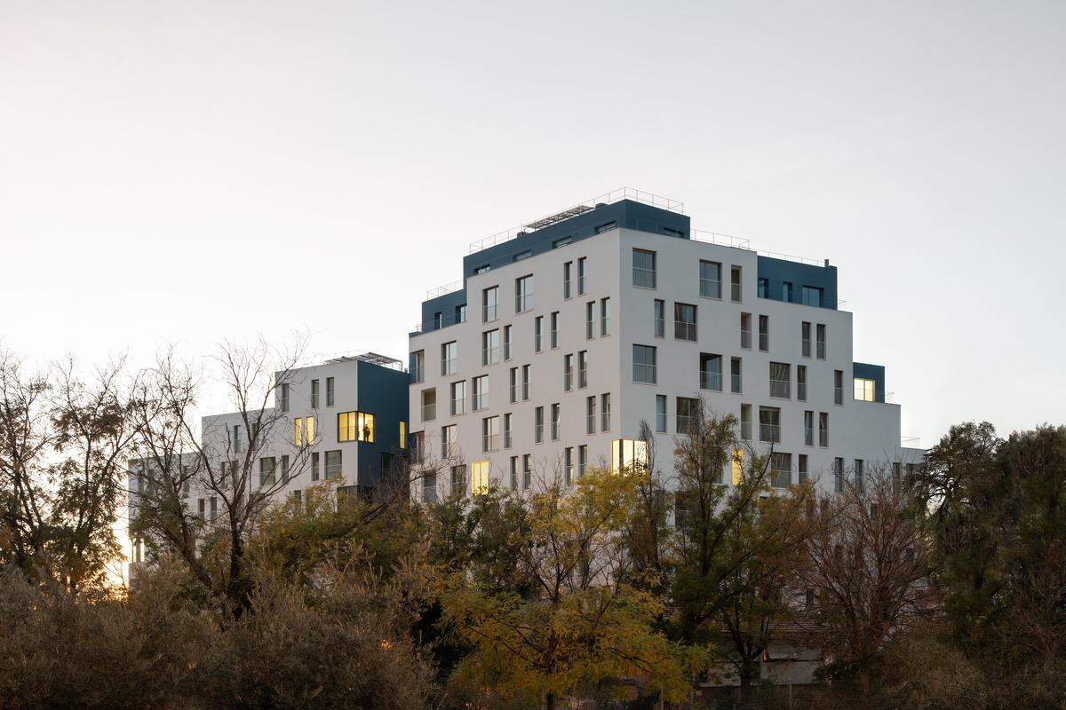 Das in Madrid stehende Mehrfamilienhaus wurde 2021 nach den Plänen des Architektenkollektivs Marmolbravo und MADhel errichtet.