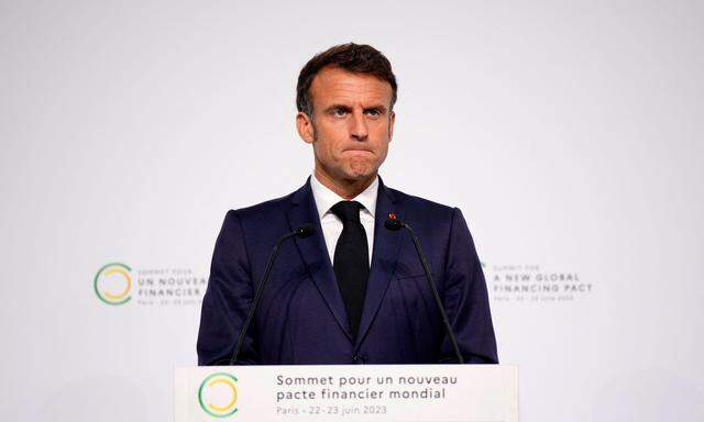 Frankreichs Präsident Macron wollte in einer Ansprache nach vorn blicken. Doch das lässt er nun sein. 