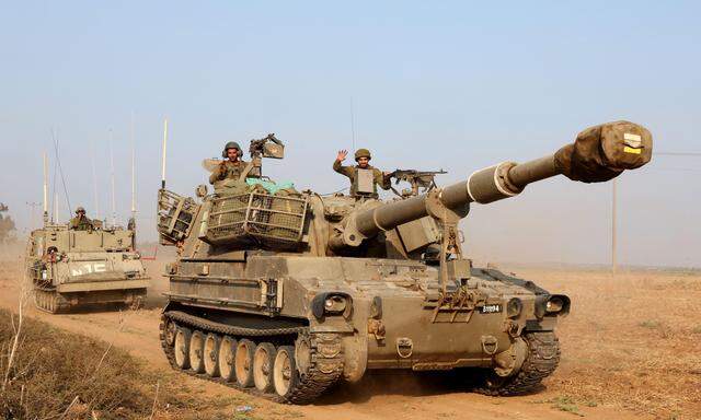 Israelische Soldaten rücken am 8. Oktober mit schweren Panzern in den Gaza-Streifen vor. 