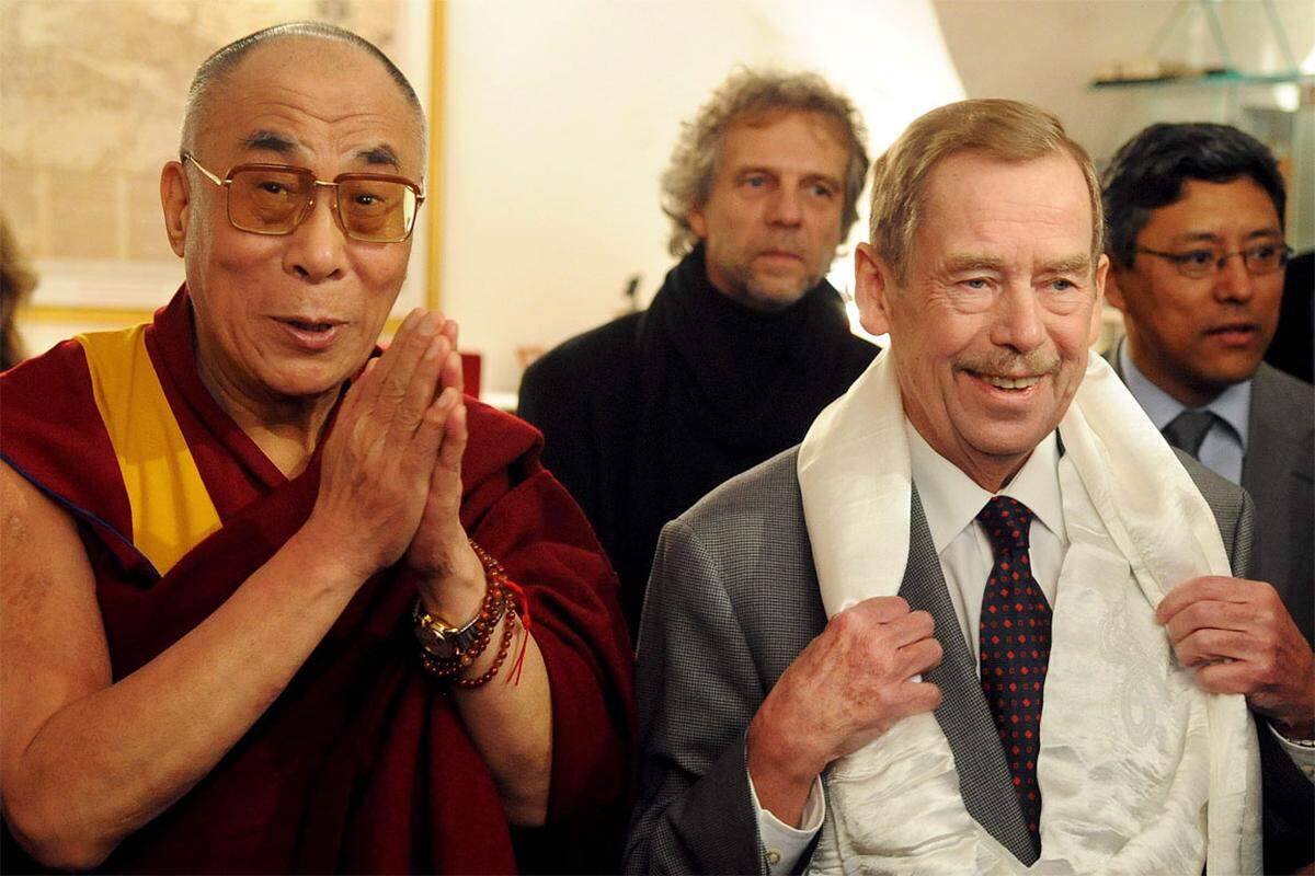 Noch vor wenigen Tagen begrüßte er in Prag das Oberhaupt der Tibeter im Exil, den Dalai Lama. Dabei war Havel, der sich beim Gehen auf einen Stock stützte, sichtlich müde und abgemagert.