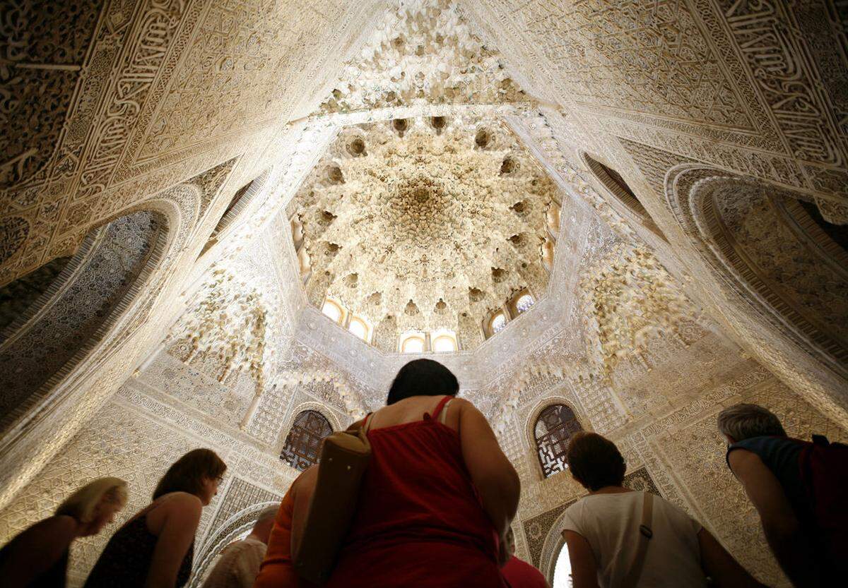 Granada, Spanien. Die Alhambra auf dem bewaldeten Plateau der Sabika ist die bekannteste Sehenswürdigkeit Andalusiens. Die Palastanlage ist mit ihrem Werkstätten, Bädern und Gärten wie eine kleine Stadt aufgebaut. Etliche Teile der Alhambra sind allerdings nur noch in ihren Fragmenten erhalten. Ihre Ursprünge stammen noch aus der römischen Herrschaft in Andalusien.