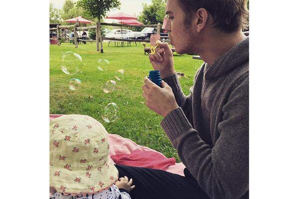 Neun Monate nach der Geburt veröffentlichten die Schauspielerin Rachel Bilson ein Bild ihrer Tochter. Die ehemalige "Hart Of Dixie"-Darstellerin teilte ein Foto von Briar Rose und ihrem Papa Hayden Christensen via Instagram. Viel erkennen kann man nicht, Seifenblasen mag sie, so viel ist sicher.