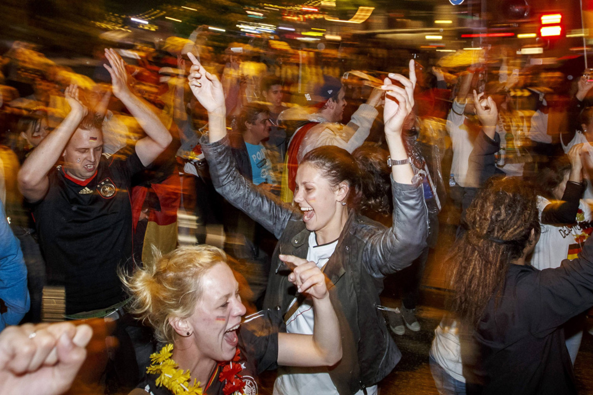 In Hamburg war es ebenfalls prall gefüllt. 50.000 Menschen drängten sich auf dem Heiligengeistfeld und feierten nach dem Abpfiff eine Party nach St.-Pauli-Manier. Wie beim Karneval ging es auf der Zülpicher Straße in Köln zu: Die Polizei sperrte die Kneipenmeile für den Verkehr, Menschenmassen feierten dort eine Fußballparty.