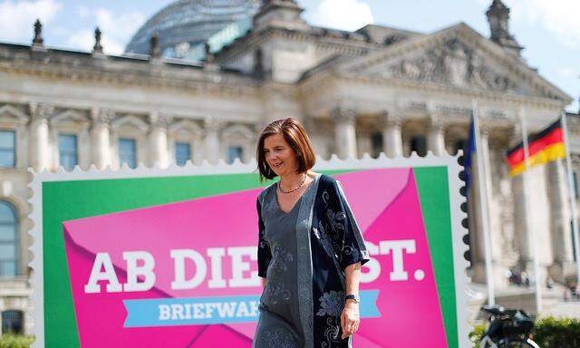 Die Spitzenkandidatin der deutschen Grünen, Katrin Göring-Eckardt vor dem deutschen Bundestag.