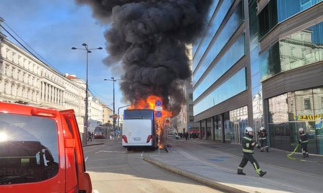 Der brennende Bus auf einem Bild der Wiener Feuerwehr.