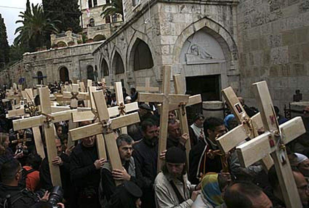 Mehr noch als beim katholischen Osterfest steht bei den orthodoxen Feierlichkeiten Jerusalem im Zentrum. Hunderte Gläubige pilgern mit großen Kreuzen ...