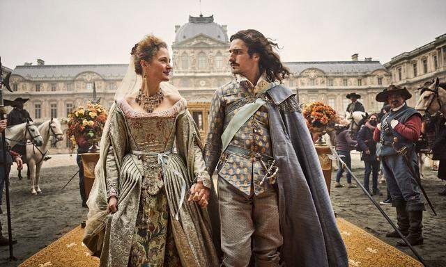 Harren der Hilfe ihrer Leibgarde: Louis XIII (Louis Garrel) und Anna von Österreich (Vicky Krieps) in „Die drei Musketiere – D'Artagnan“.