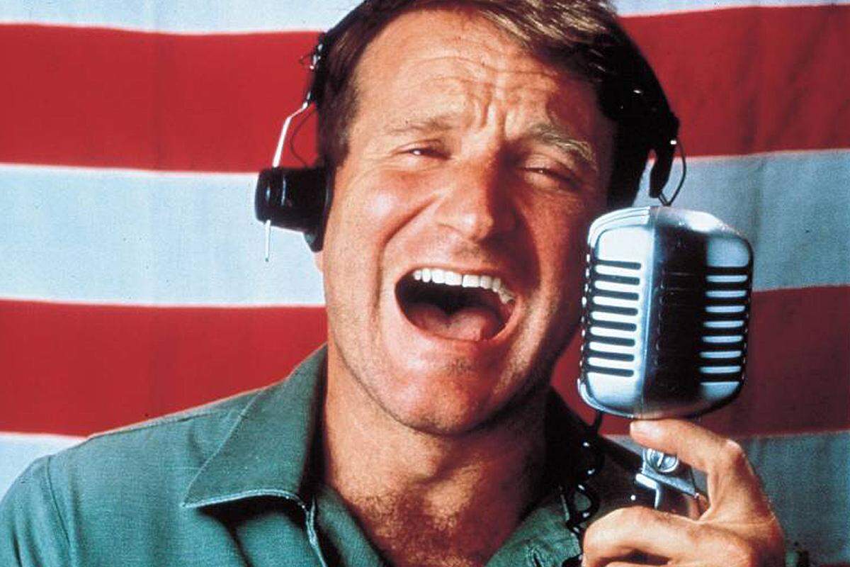 Es gibt wohl fast niemanden, der "Good Morning Vietnam" noch nie gesehen hat oder zumindest nicht von dem Film gehört hätte. Die Rolle des amerikanischen Radio-DJs in Vietnam, Adrian Cronauer, brachte Williams einen Golden Globe Award und eine Oscar-Nominierung ein. Williams' "Good Morning"-Ruf wurde legendär.