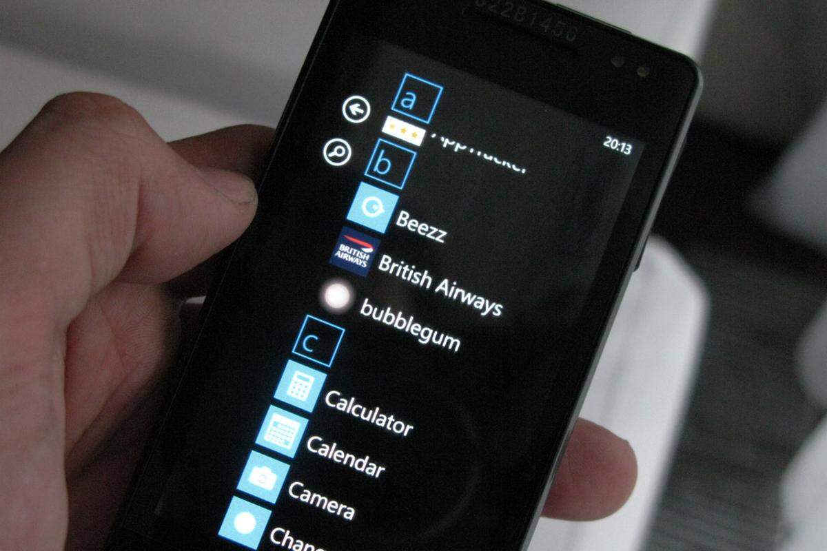 Wer viele Apps installiert, verliert schnell den Überblick. Besonders, wenn sie, wie bei Windows Phone 7, nur als alphabetische Liste dargestellt werden. Hier hat Microsoft nachgebessert. Man kann direkt zu den Anfangsbuchstaben der gewünschten Apps springen.