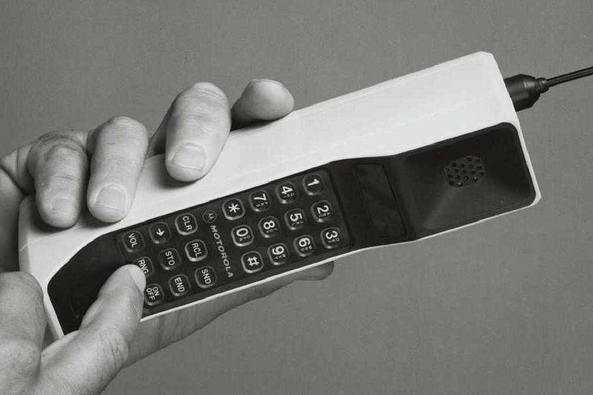 Kaufen konnte man das "DynaTAC8000x" von Motorola erst 1984, als es als erstes Mobiltelefon für den Markt zugelassen wurde. Es wog 800 Gramm und war 25 Zentimeter hoch – ohne Antenne. Stolzer Preis: 3995 US-Dollar. Die markante „Knochen“-Form wurde zum Design-Klassiker.